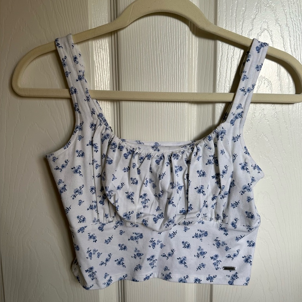 Hollister Must-Have collection cropped tank size medium